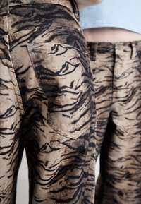 Jaded London TIGER COLOSSUS UNISEX - Traperice opuštenog kroja - brown