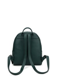 Zaino in pelle verde con texture, forma arrotondata, spallacci doppi, manico superiore e dettagli di cucitura sottili.