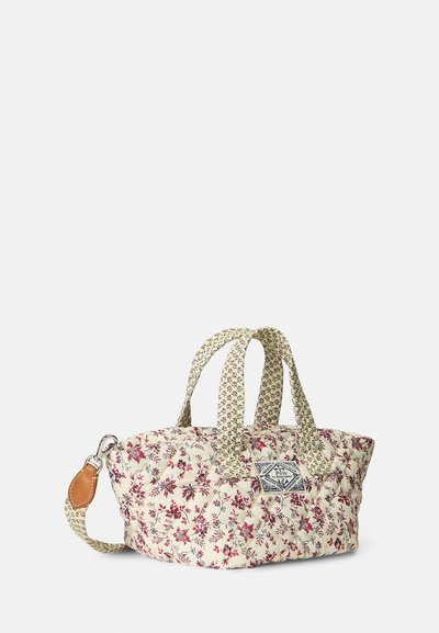 Siuvinėta gėlių motyvo rankinė kreminės spalvos, dekoruota raudonomis ir mėlynomis gėlėmis. Rankinėje yra raštuotos rankenos ir rudos odos akcentas prie sidabrinės įrangos.