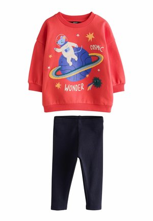 Felpa rossa a maniche lunghe con grafica di topolino astronauta e pianeta blu, abbinata a leggings neri tinta unita per bambini.