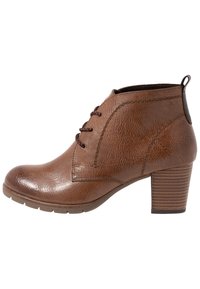 Brązowy botek za kostkę wykonany z fakturowanego materiału syntetycznego, z okrągłym noskiem, sznurowanym zapięciem oraz słupkiem z rowkowanymi detalami.