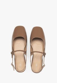 Bruine gepatineerde leren Mary Jane-schoenen met vierkante neuzen, een verstelbare band en een glad interieur met een hartvormig design.