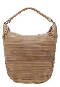 Borsa a spalla in pelle color cuoio con cuciture orizzontali, forma arrotondata e una tracolla singola. Superficie strutturata con finitura liscia. Chiusura con cerniera.