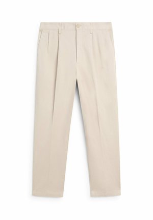 Pantalon beige clair à jambes droites avec plis, passants pour ceinture, poches latérales et fermeture par bouton à la taille.