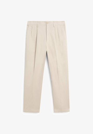 Pantaloni beige chiaro a gamba dritta con pieghe, passanti per cintura, tasche laterali e chiusura con bottone in vita.