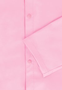 Rosa Hemd mit Knopfverschluss, glatte Textur, kurze Ärmel mit umgeschlagenem Bund und einem einzelnen Knopfdetail in der Nähe des Kragens. Sichtbare Nähte.