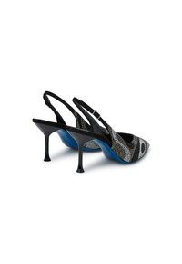 Scarpe con tacco slingback nere e argento con punta affusolata, sovrapposizione in tessuto a rete, tacco stiletto sottile e suola interna blu.