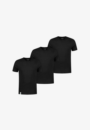 Tres camisetas negras de manga corta hechas de algodón con escote redondo. Cada camiseta tiene un diseño liso y una pequeña etiqueta de logo en el dobladillo.