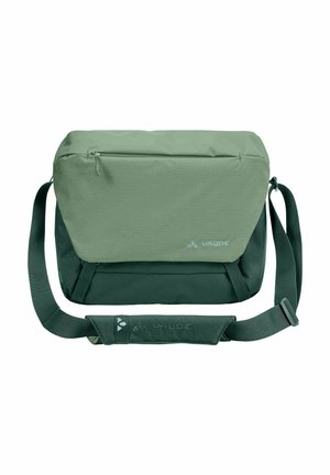 Sac messager Vaude vert avec bandoulière réglable et poche zippée à l'avant, conçu pour un usage décontracté ou professionnel.