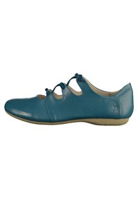 Blauwe leren ballerina met een ronde neus, drie decoratieve strikken aan de voorkant en een lage, flexibele zool. Gladde textuur, minimale details.