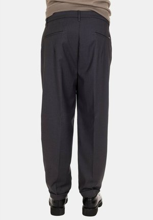 Pantaloni grigi con vestibilità sartoriale, caratterizzati da una parte anteriore liscia, due tasche posteriori e un tessuto liscio e texturizzato. Accompagnati da cuciture sottili.