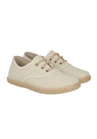 Zapatos de lona beige con textura tejida, diseño de cordones, ojales metálicos y una suela de yute natural que proporciona un aspecto ligero.