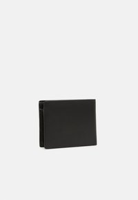 Portefeuille bi-fold en cuir noir avec une texture lisse, de forme rectangulaire et un design minimaliste. Ne présente aucun matériel ou accent visible.