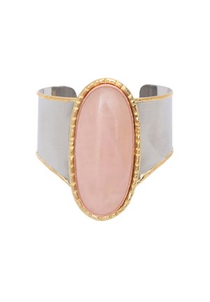 Zilveren manchetarmband met een centrale ovale roze steen, omgeven door een gestructureerde gouden zetting, met een glad oppervlak en metallic accenten.