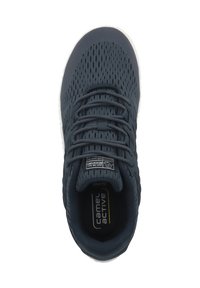 Zapatilla deportiva de malla en color navy con una superficie texturizada, presenta un diseño de cordones y una suela de goma blanca, marcada con la marca "camel active" en el interior.