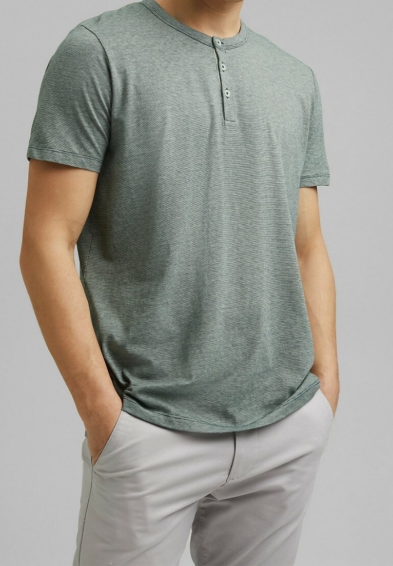 Korte mouwen henley-shirt in groene heatherstof, met een ronde halslijn en een knoopsluiting met drie knopen. Soepele textuur met subtiele strepen.