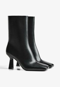 Cizme negre din piele pentru gleznă, cu vârful ascuțit și toc geometric bloc. Textură netedă cu detalii minime de cusătură.