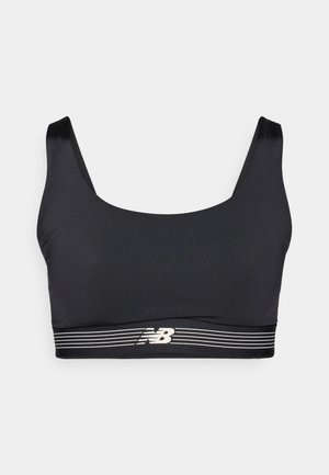 Zwarte sport-bh met een vierkante halslijn en brede bandjes. Heeft een getextureerde band met witte horizontale strepen en een logo in het midden.