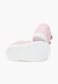 Roosad tennisesmooth sissetõmmatava sünteetilise pealsega, Velcro rihm ja valge kummist tald, millel on tekstuuriga mustrid haardeks.