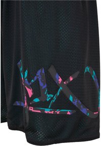 Sorte mesh treningsshorts med et flerfarget abstrakt design på venstre ben med livlige blå, rosa og lilla accenter.
