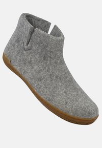 Stivale alla caviglia grigio con apertura superiore, punta rotonda e suola in gomma. Presenta un design senza cuciture e una superficie testurizzata per il massimo comfort.