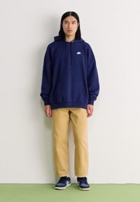Nike Sportswear SPORTSWEAR CLUB - Ikdienas džemperis - midnight navy