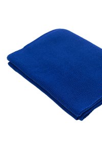 Niebieska bawełniana tkanina, złożona w teksturowany wzór. Krawędzie wykończone są czystym szwem, prezentującym jednolity, głęboki niebieski kolor.