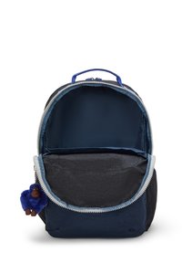 Marineblauwe rugzak met een ritssluiting, voorzien van een lichtblauwe voering en een blauwe gorilla charm. Hij heeft een ruime, open binnenkant.