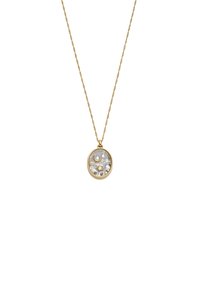 Collana in oro con pendente ovale contenente una luna crescente, una stella e numerosi gemme trasparenti all'interno.