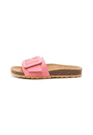 Sandale à glissière en suédine rose avec une grande sangle à boucle, semelle intérieure en liège moulée et semelle en caoutchouc avec un motif de tread ondulé.