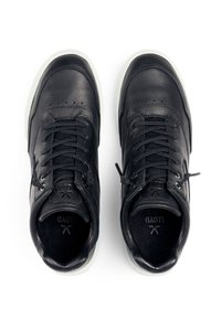 Schwarze Ledersneaker mit glatter Textur, weißen Gummisohlen und schwarzen Schnürsenkeln. Verfügt über minimale Perforationen im Zehenbereich und Branding im Inneren.