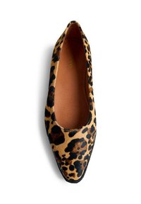 Ballerine en imprimé léopard avec un bout pointu, texture de fourrure douce, base marron et taches noires. Doublure intérieure lisse. Conception de semelle plate.