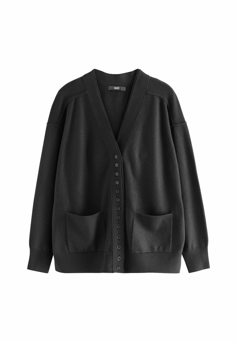 Cardigan noir en maille douce. Il dispose d'un col en V, de manches longues, d'une fermeture à boutons sur le devant et de deux poches avant.