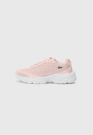 Baskets de sport rose clair avec un dessus en mesh respirant, semelle en caoutchouc blanche et détail de logo vert subtil. Caractéristiques : bout arrondi et fermeture à lacets.