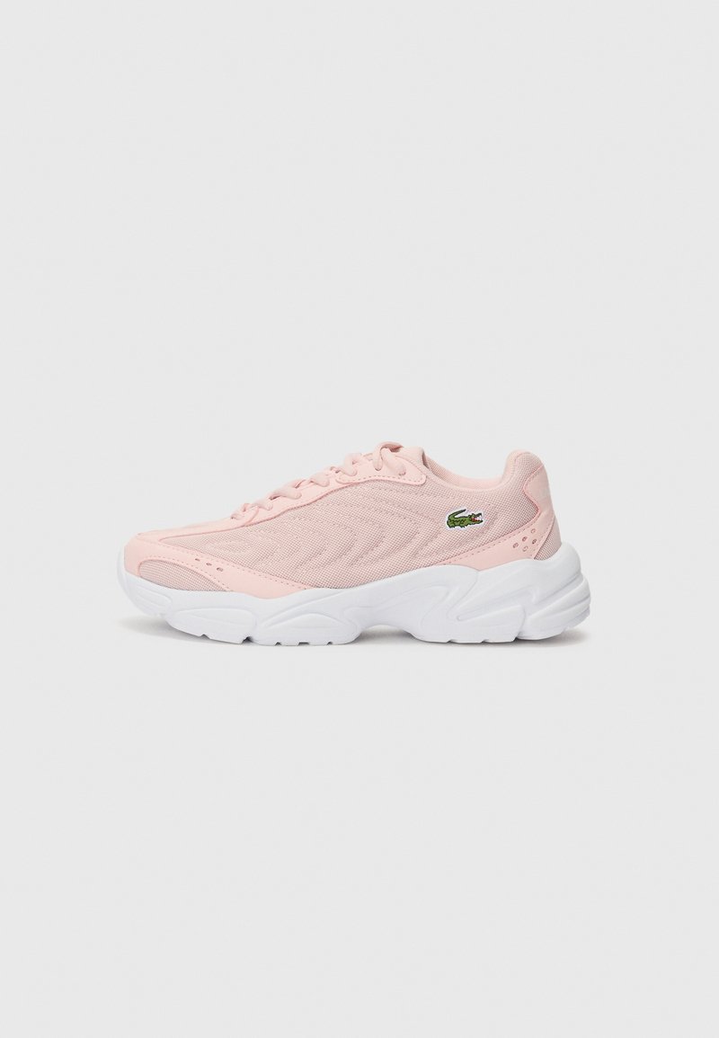 Sapatilha atlética rosa-claro com parte superior de malha respirável, sola de borracha branca e detalhe do logotipo verde sutil. Apresenta bico arredondado e fecho com atacadores.