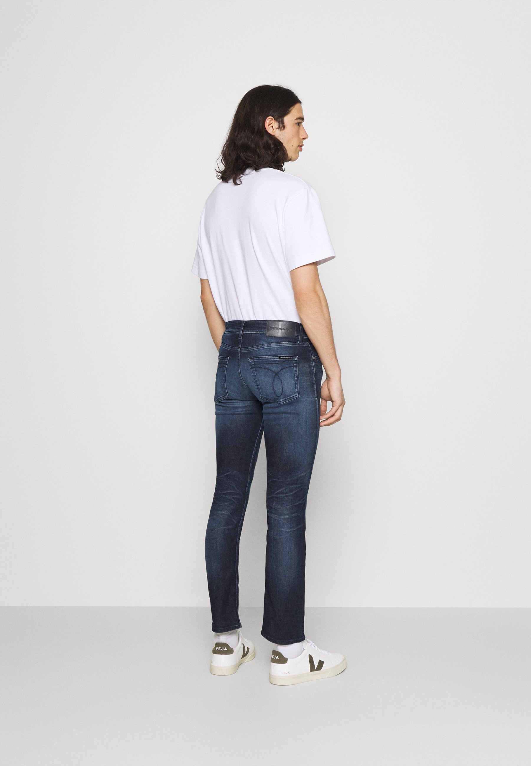 Calvin Klein Jeans SLIM - Prigludę džinsai - denim dark/tamsiai mėlynų  džinsų - Zalando.lt