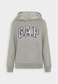 Sudadera gris de suave mezcla de algodón, con un bolsillo delantero, capucha con cordón y el logotipo bordado de "GAP" en azul marino. Corte clásico con puños acanalados.