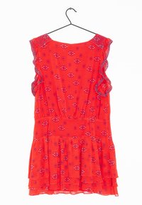 Vestido rojo con mangas cortas con volantes, que presenta un patrón geométrico en morado y blanco, y un dobladillo en capas hecho de tela ligera.