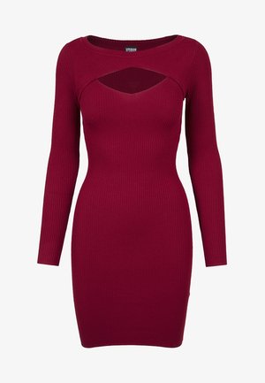 Robe côtelée bordeaux à manches longues, présentant un détail découpé en dessous de l'encolure. Design ajusté avec une texture lisse.