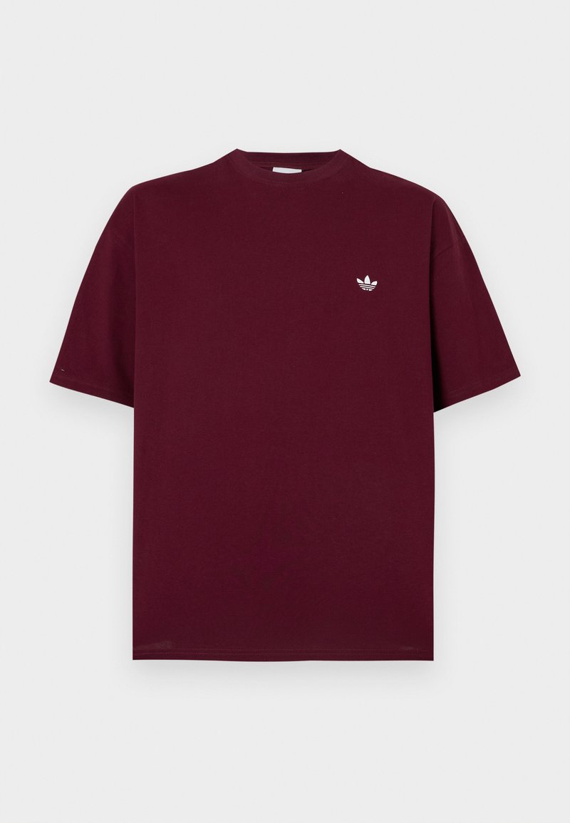 Dunkelrotes T-Shirt mit kurzen Ärmeln und Rundhalsausschnitt, mit kleinem weißen Adidas Trefoil-Logo auf der linken Brust vor einfarbigem Hintergrund.