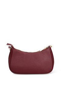 Borsa a tracolla in pelle bordeaux con forma curva, superficie texturizzata e dettaglio con cerniera color oro sulla parte superiore. Design compatto e minimalista.