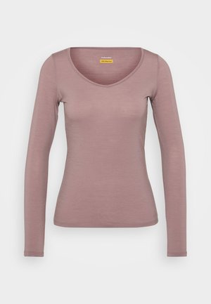 Langärmliges, eng anliegendes Oberteil in einem gedämpften Rosaton, aus weicher Merinowolle gefertigt, mit weitem Rundhalsausschnitt und glatter, gleichmäßiger Textur.