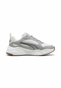 Sneaker grigio chiaro e bianco con una spessa suola bianca, parte superiore in sintetico, accenti neri e forma arrotondata. Presenta lacci e una linguetta sul tallone.