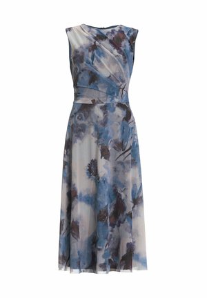 Ärmelloses Kleid mit floralem Muster in Blau- und Lilatönen, mit drapierter Stoffdetails und figurbetontem Taillenbereich, das bis zum Knie fließt.