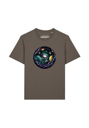 T-shirt marron avec un graphisme circulaire d'une scène spatiale colorée représentant des planètes et un centre lumineux.
