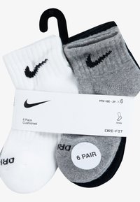 Seis pares de calcetines tobilleros en blanco, gris y negro; fabricados con material acolchado con tecnología Dri-Fit y con la marca Nike en cada calcetín.