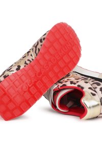 Zapatillas altas de print de leopardo con un acento dorado brillante, suela de goma roja y agarre texturizado. El forro interior es rojo con acentos negros.