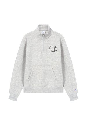 Felpa grigia con collo alto e zip a un quarto. Presenta una tasca frontale, cuciture rifinite e un logo nero sul petto. Texture morbida.