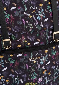 Ruksak s cvjetnim uzorkom na crnoj pozadini, s raznobojnim cvjetovima, lišćem i malim insektima. Vidljiv odjeljak sa zatvaračem.