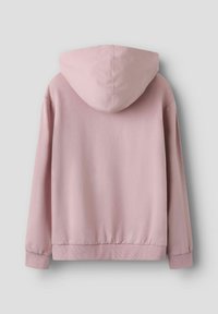 Bluza z kapturem w jasnoróżowym kolorze, wykonana z miękkiego materiału. Posiada ściągacze przy rękawach i u dołu, gładką fakturę oraz zaokrąglony kaptur.